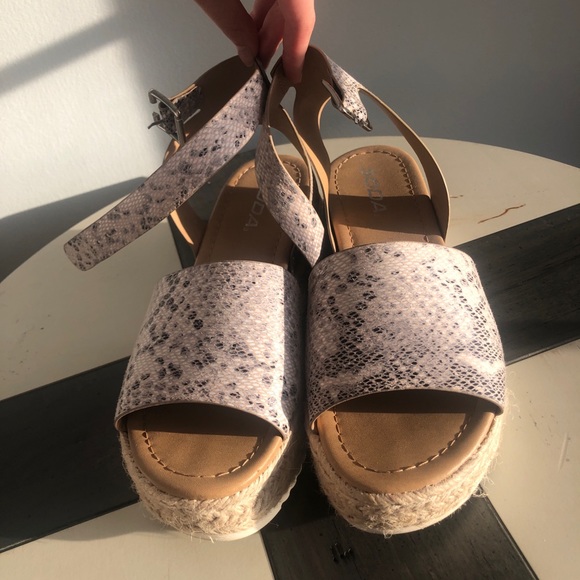 Snakeskin chunky sandal - Picture 2 of 4